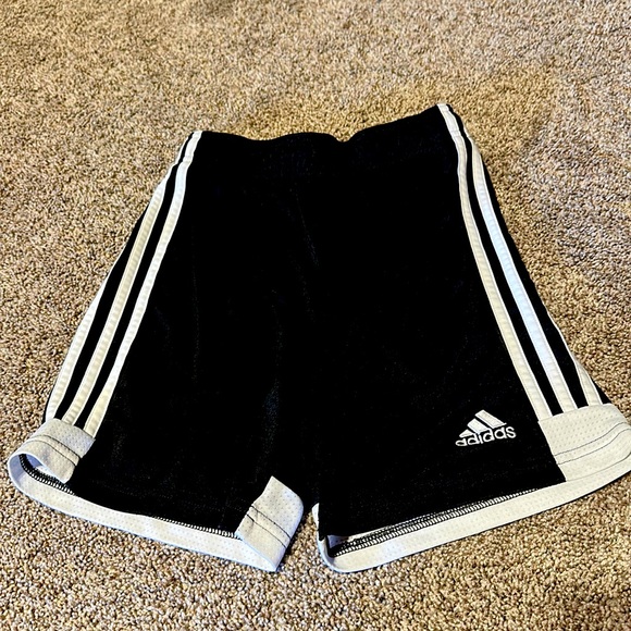 Girl Adidas shorts - Picture 1 of 2